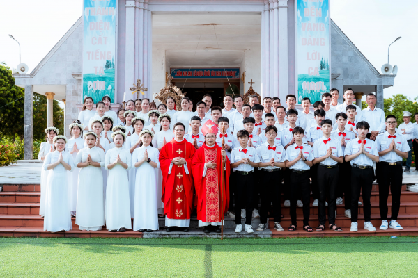 Đức cha Đa-minh - chủ chăn giáo phận - ban Bí Tích Thêm Sức cho 68 em tại Giáo xứ Phương Xá nhân dịp Tuần Chầu Chúa Giê-su Thánh Thể