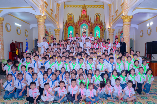 Giáo xứ Thủ Chính: Thánh lễ Ra mắt xứ đoàn Tê-rê-xa Hài Đồng Giê-su