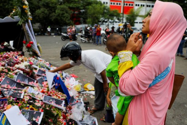 Các giám mục và linh mục Indonesia chia buồn về bi kịch chết người tại một trận bóng đá