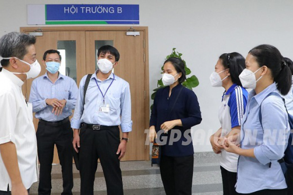 Ban Giám đốc BV Chợ Rẫy và đại diện Tòa TGM thăm  các tu sĩ phục vụ bệnh nhân Covid