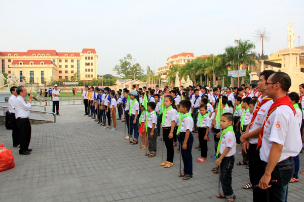 Thiếu nhi Thánh Thể Xứ đoàn Gioan Phaolô II hành hương giã ngoại