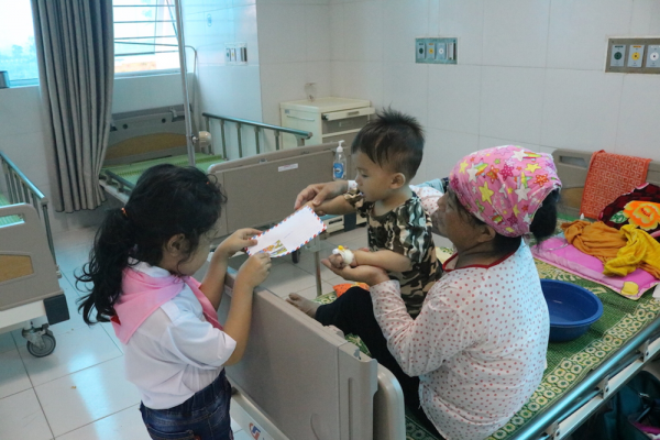 Thiếu Nhi Thánh Thể Gx Chính Toà Làm Bác Ái Tại Bệnh Viện Nhi Thái Bình